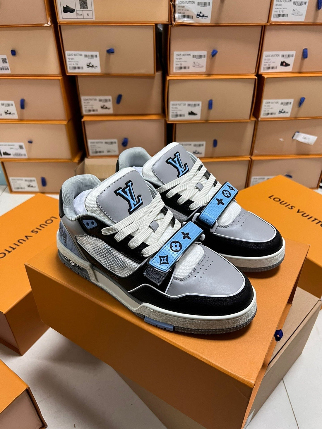 Lv trainers velcro blue