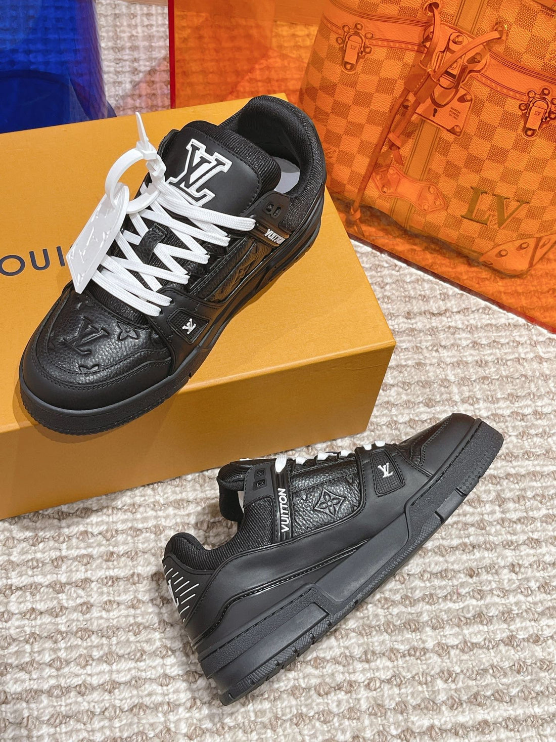 Sneakers Lv trainers noir et blanche  2023 facture