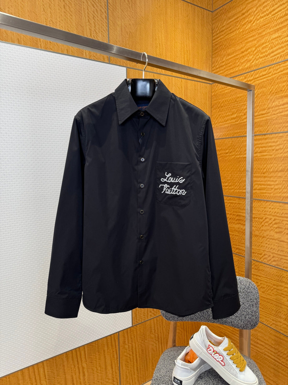 Chemise manches longues à signature brodée lv