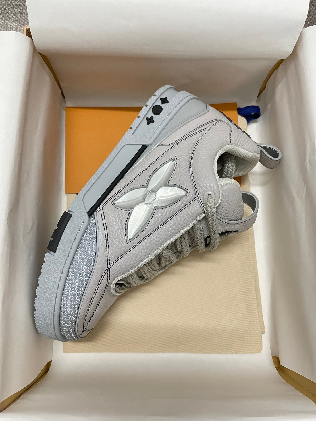 Sneakers Lv Skate gris 10/10 facture
