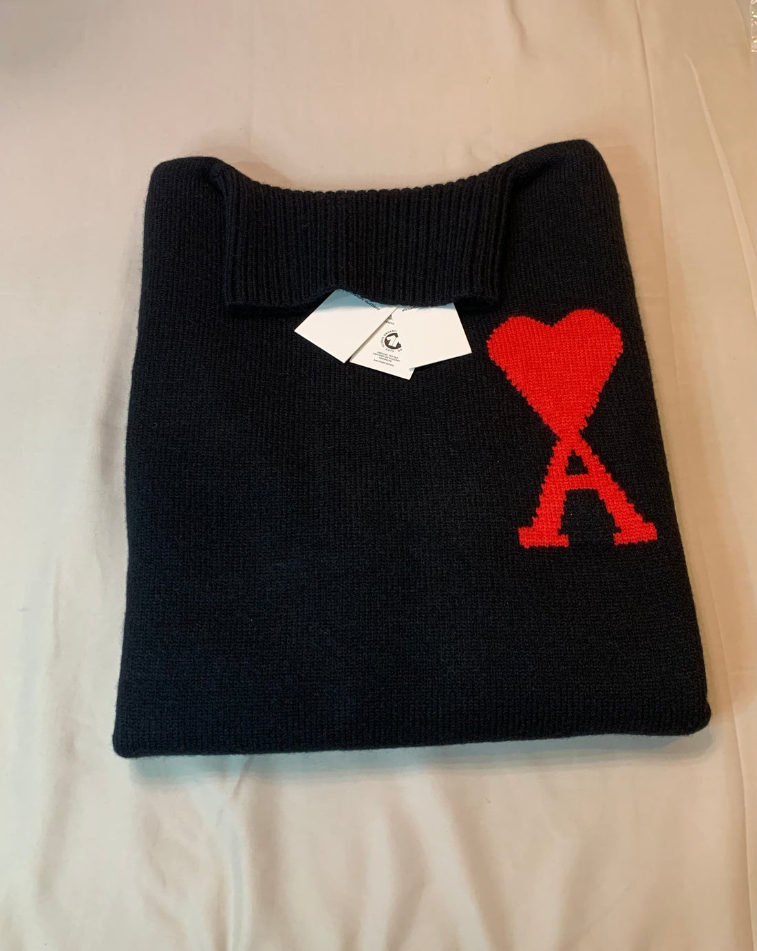 Pull a logo noir ami de cœur rouge