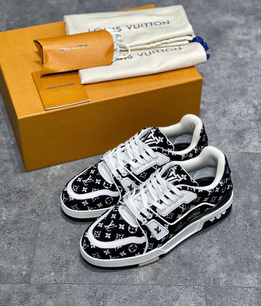 Sneakers Lv Trainers noir daim  facture